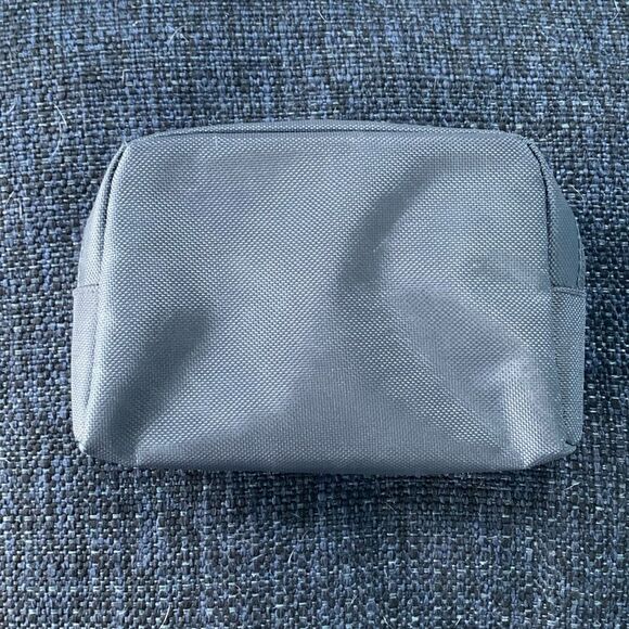 Small Tumi zip top - Picture 3 of 10